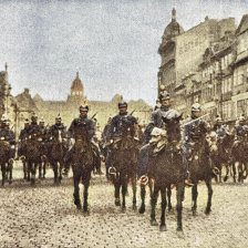 retro fotografie Václavské náměstí s četami dragounů.