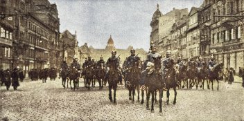 zobrazit detail historického snímku: Václavské náměstí s četami dragounů.