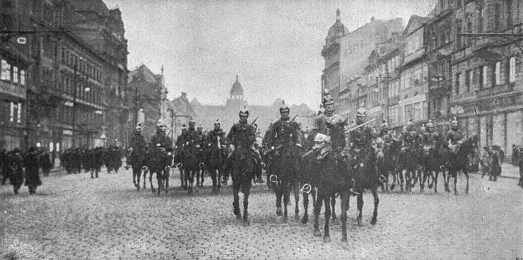 zobrazit detail historického snímku: Václavské náměstí s četami dragounů.