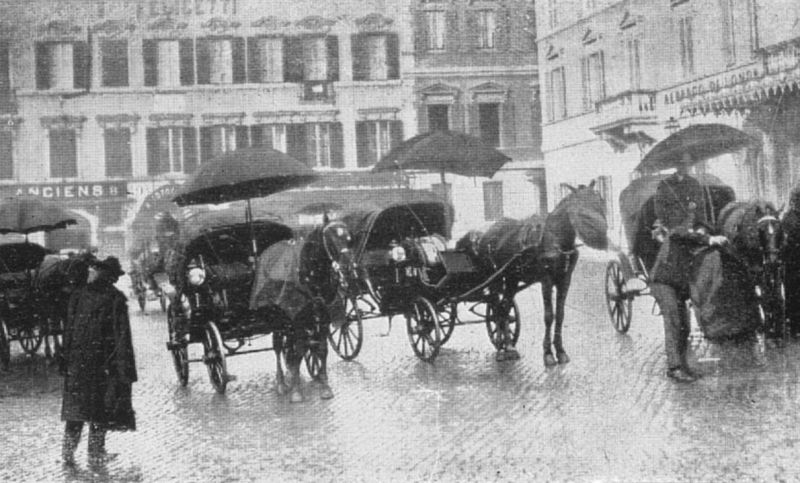 zobrazit detail historického snímku: Povozy s deštníky v Římě.
