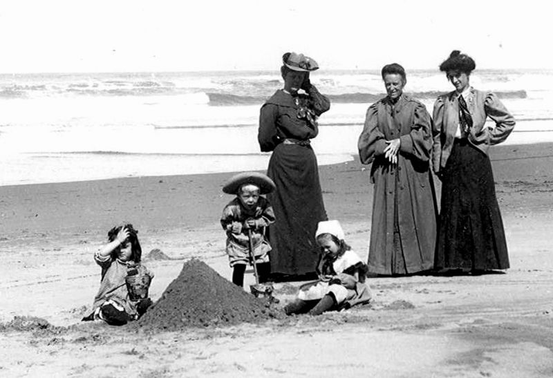 zobrazit detail historického snímku: Děti při hře s pískem.