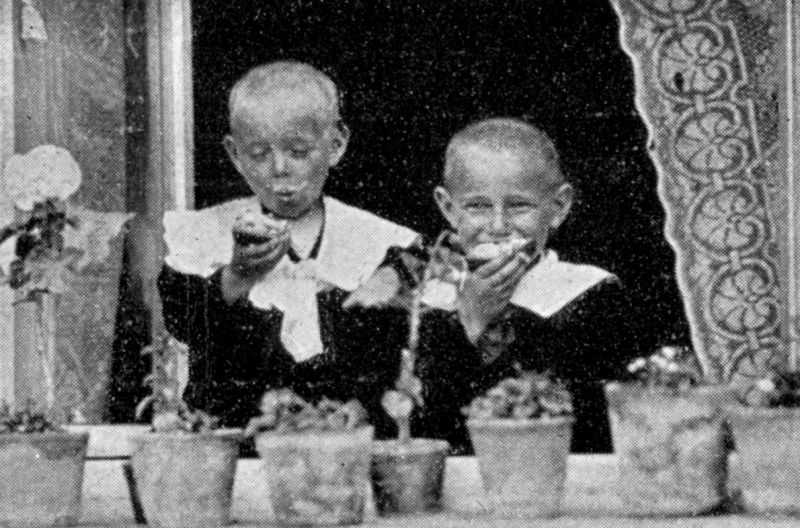 zobrazit detail historického snímku: Děti jedící chléb.
