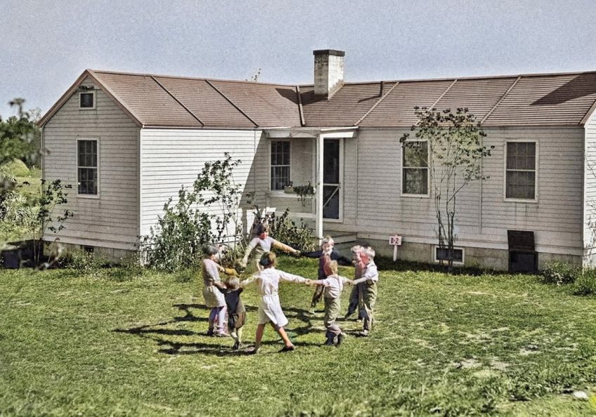 Rok 1926: Holčičky v USA a u nás - překvapivé rozdíly v oblékání i hračkách: Říká se, že děti jsou na celém světě stejné. To je…