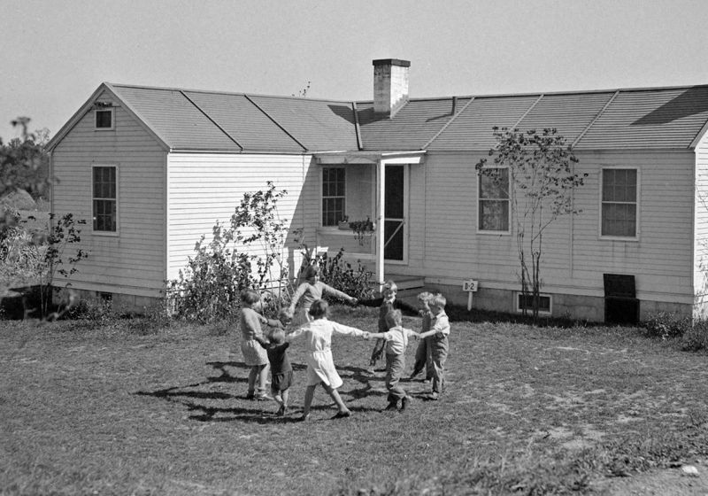 zobrazit detail historického snímku: Děti před domem.