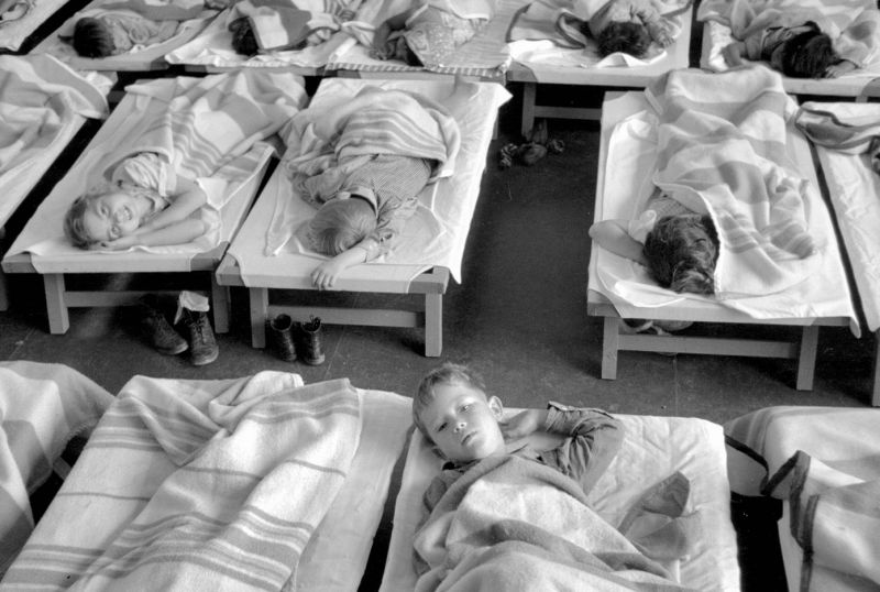 zobrazit detail historického snímku: Spící děti.