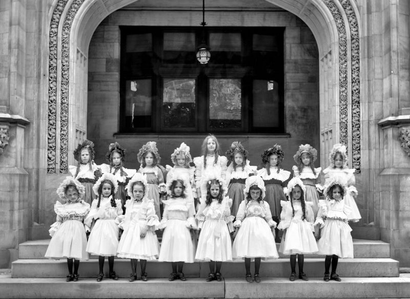 zobrazit detail historického snímku: Děti před kostelem.