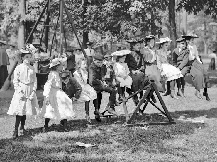 zobrazit detail historického snímku: Velká houpačka v parku.
