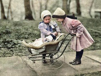 zobrazit detail historického snímku: Projížďka s panenkou.
