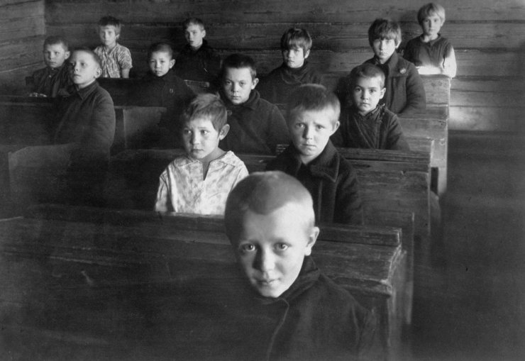 zobrazit detail historického snímku: Děti v základní škole v SSSR v Povolží.