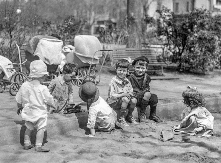 zobrazit detail historického snímku: Děti při hře.