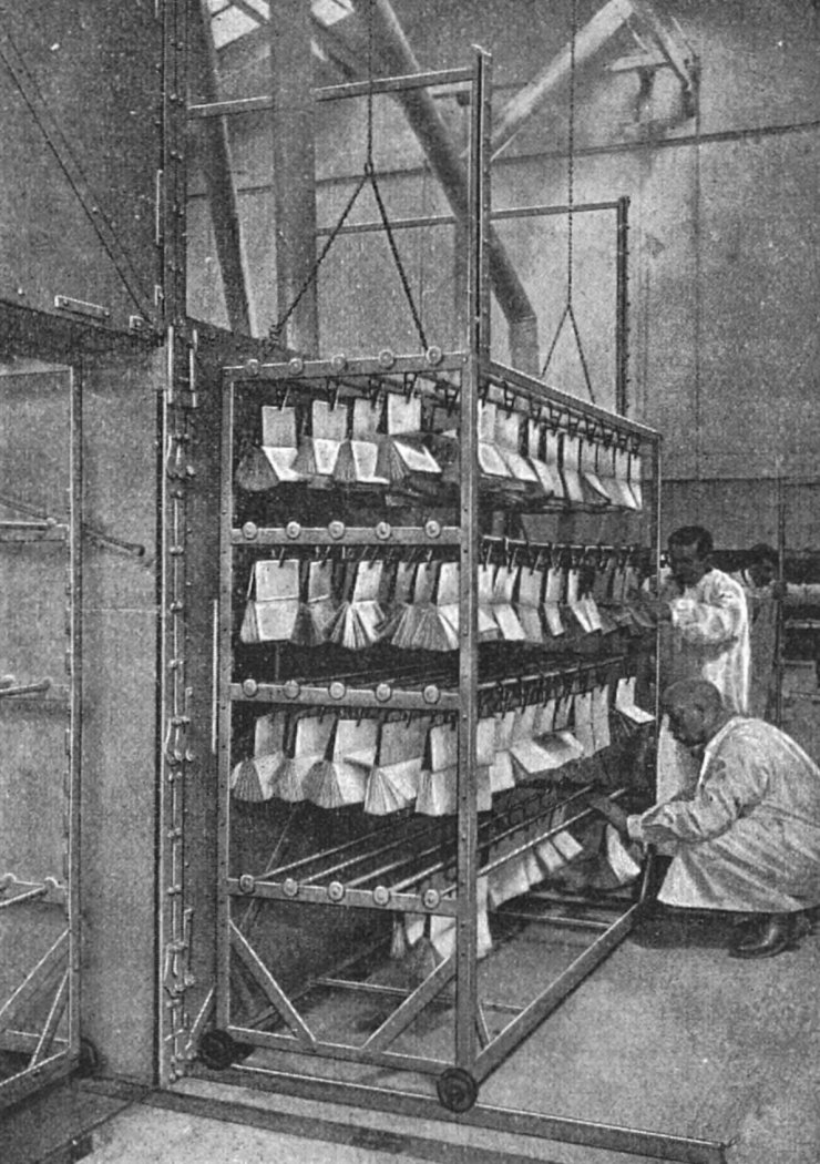 zobrazit detail historického snímku: Zavěšováni knih na přístroj „alvéole“