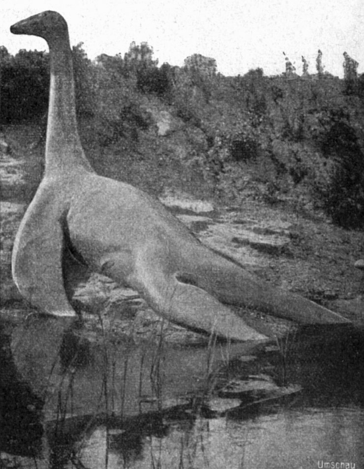 zobrazit detail historického snímku: V Hagenbeck-ově předpotopním zvěřinci: Plesiosaurus.