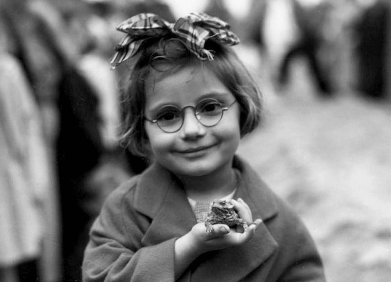 zobrazit detail historického snímku: Děvčátko s brýlemi.
