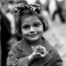 Děvčátko s brýlemi.