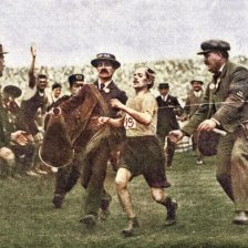 kolorovaná fotografie Italský závodník Dorando při marathonském běhu závodů londýnských dobíhá první k cíli.