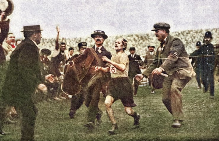 zobrazit detail historického snímku: Italský závodník Dorando při marathonském běhu závodů londýnských dobíhá první k cíli.