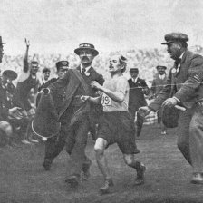 Italský závodník Dorando při marathonském běhu závodů londýnských dobíhá první k cíli.