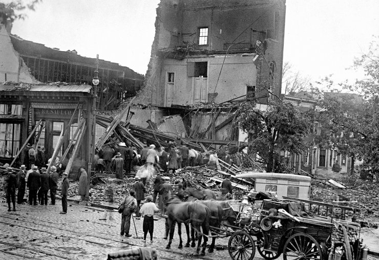 zobrazit detail historického snímku: Dům zničený bouří.
