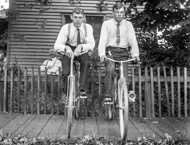 zobrazit detail historického snímku: Cyklisté.