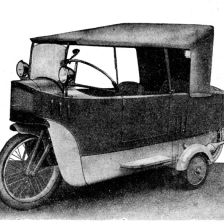 Dvojkolý automobil továrny Mauserovy se spuštěnými opěrnými kolečky.
