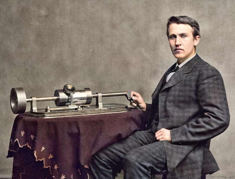 zobrazit detail historického snímku: Thomas Alva Edison a fonograf.