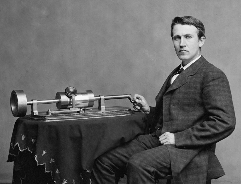 zobrazit detail historického snímku: Thomas Alva Edison a fonograf.