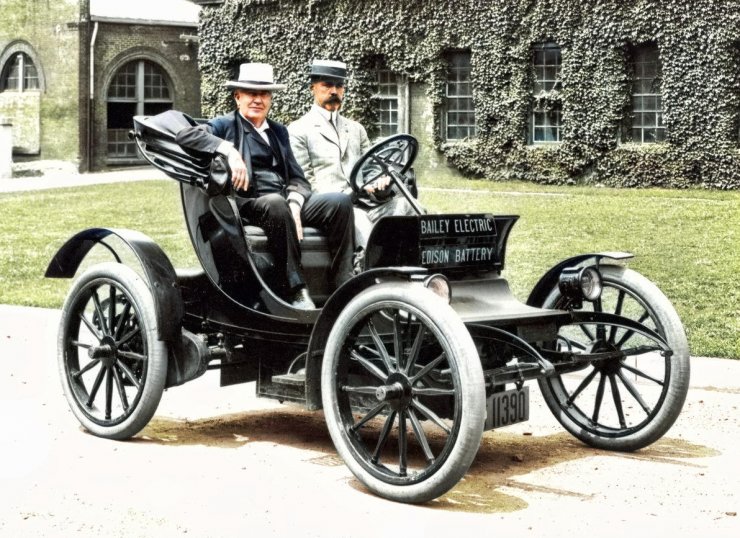 zobrazit detail historického snímku: Edison v elektromobilu Bailey electric.