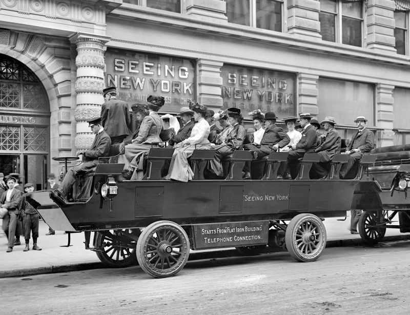 zobrazit detail historického snímku: Turistický automobil.