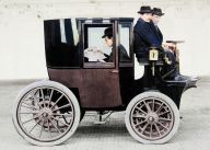 Rok 1898: Koňmi tažené drožky v Paříži končí, nahradí je tiché elektromobily!: Mnoho lidí si myslí, že jízdě autem bez zvuku…