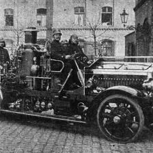 Parní stříkačka s pohonem elektrickým.