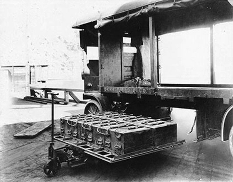 zobrazit detail historického snímku: Výměna baterií v elektromobilu.
