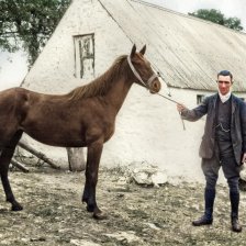 kolorovaná fotografie Sedlák s koněm.