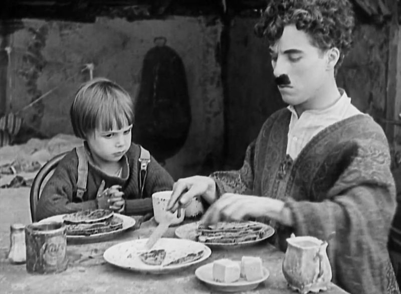 zobrazit detail historického snímku: Charlie Chaplin a Jackie Coogan ve filmu Kid.