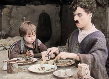 Charlie Chaplin a Jackie Coogan ve filmu Kid. - klikněte pro zobrazení detailu