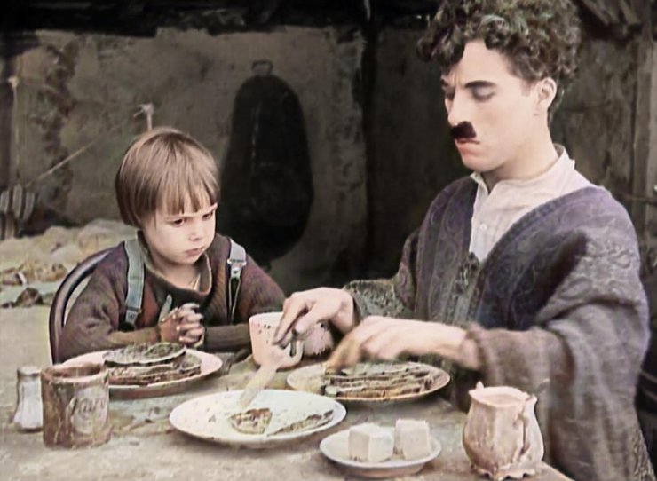 zobrazit detail historického snímku: Charlie Chaplin a Jackie Coogan ve filmu Kid.