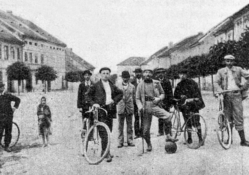 Kuriozní český fotbalový rekord z dávné minulosti Kuriozní český fotbalový rekord z dávné minulosti: Článek z roku 1900 vám popíše jedinečný český…