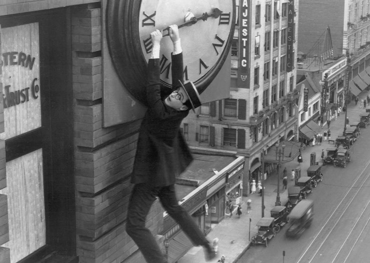 zobrazit detail historického snímku: Harold Lloyd ve filmu O patro výš.
