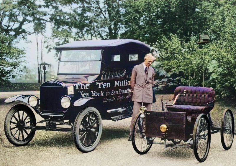 zobrazit detail historického snímku: Henry Ford u svých automobilů.