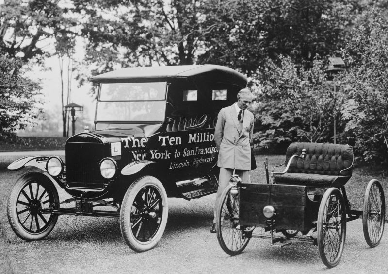 zobrazit detail historického snímku: Henry Ford u svých automobilů.