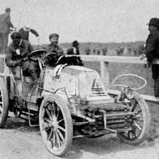 retro fotografie Henri Fournier ve svém vítězném automobilu.