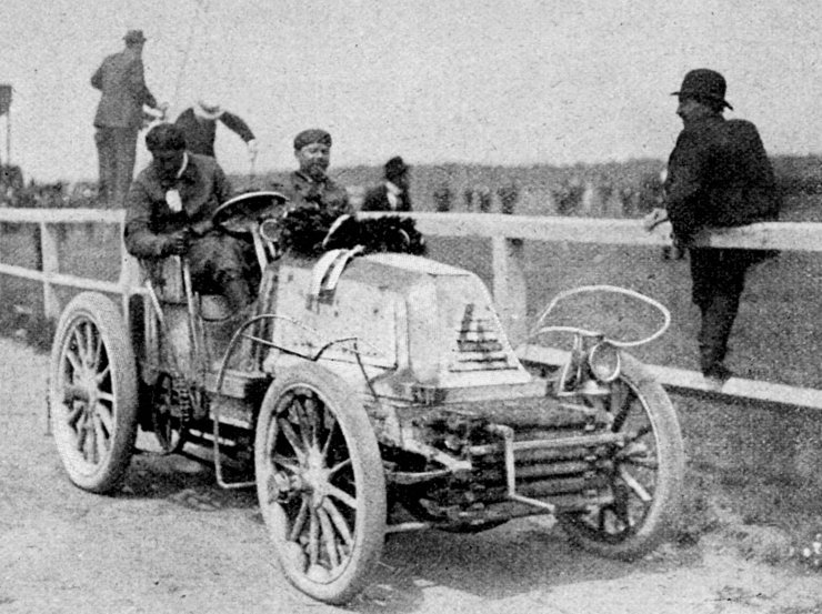 zobrazit detail historického snímku: Henri Fournier ve svém vítězném automobilu.