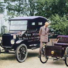 kolorovaná fotografie Henry Ford u svých automobilů.