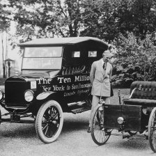 retro fotografie Henry Ford u svých automobilů.