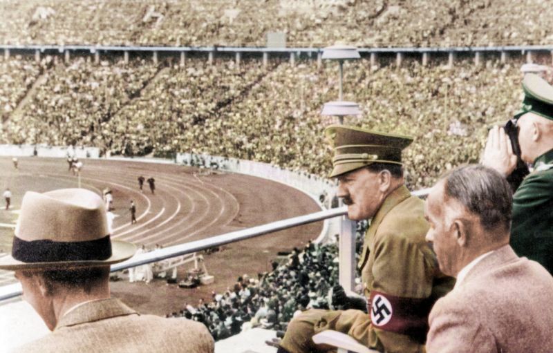 zobrazit detail historického snímku: Adolf Hitler na olympiádě v Berlíně.