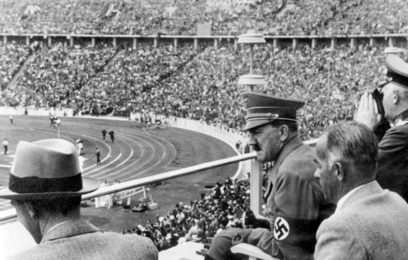 zobrazit detail historického snímku: Adolf Hitler na olympiádě v Berlíně.