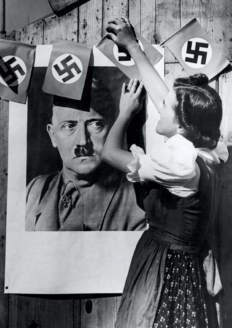 zobrazit detail historického snímku: Plakát s Adolfem Hitlerem.