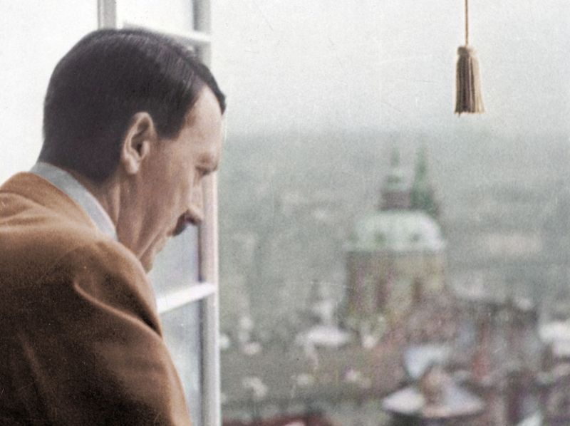 zobrazit detail historického snímku: Adolf Hitler v Praze.