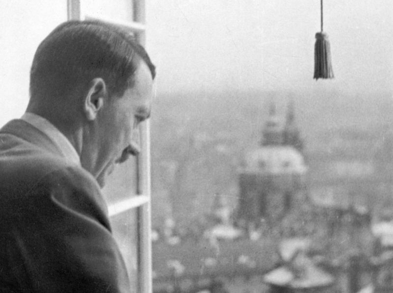 zobrazit detail historického snímku: Adolf Hitler v Praze.