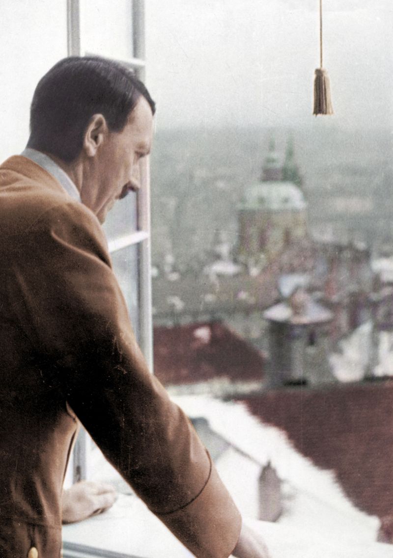 zobrazit detail historického snímku: Adolf Hitler v Praze.