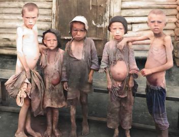 zobrazit detail historického snímku: Hladovějící děti v Rusku.